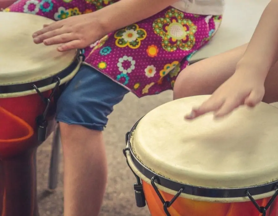 Aménager son jardin pour les enfants : un mur musical