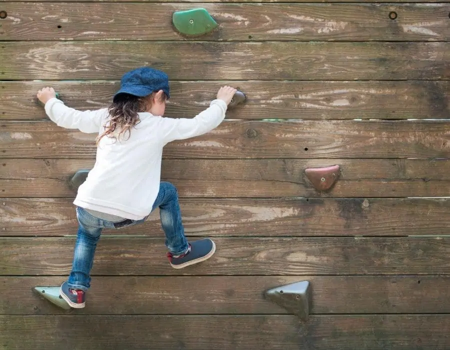 Jardin et enfants : le mur d'escalade