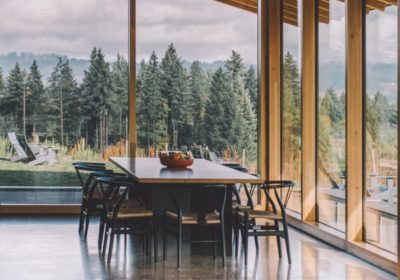 Construire sur un terrain en pente : bonne ou mauvaise idée ?