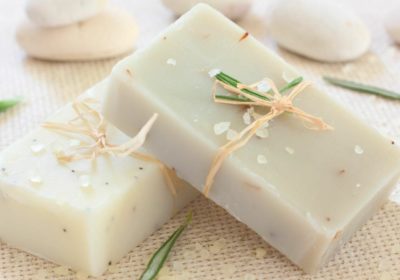 Nettoyer sa maison du sol au plafond avec le savon de Marseille